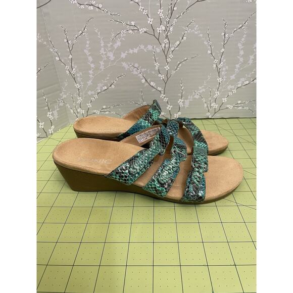Vionic Dwyn Triple Strap Green Reptile Embossed Womens Size 8 Wedge Sandal - Picture 4 of 10
